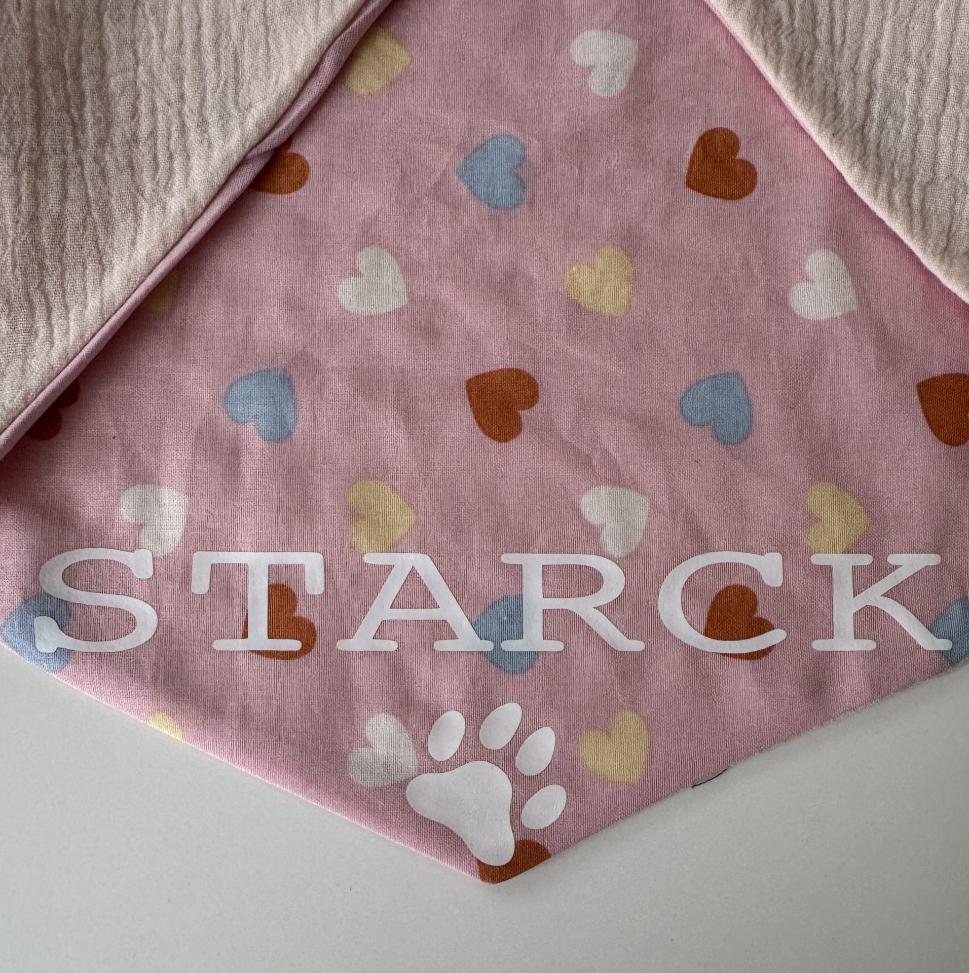 Bandana pour chien en gaze de coton rose motif coeur personnalisable – Image 2
