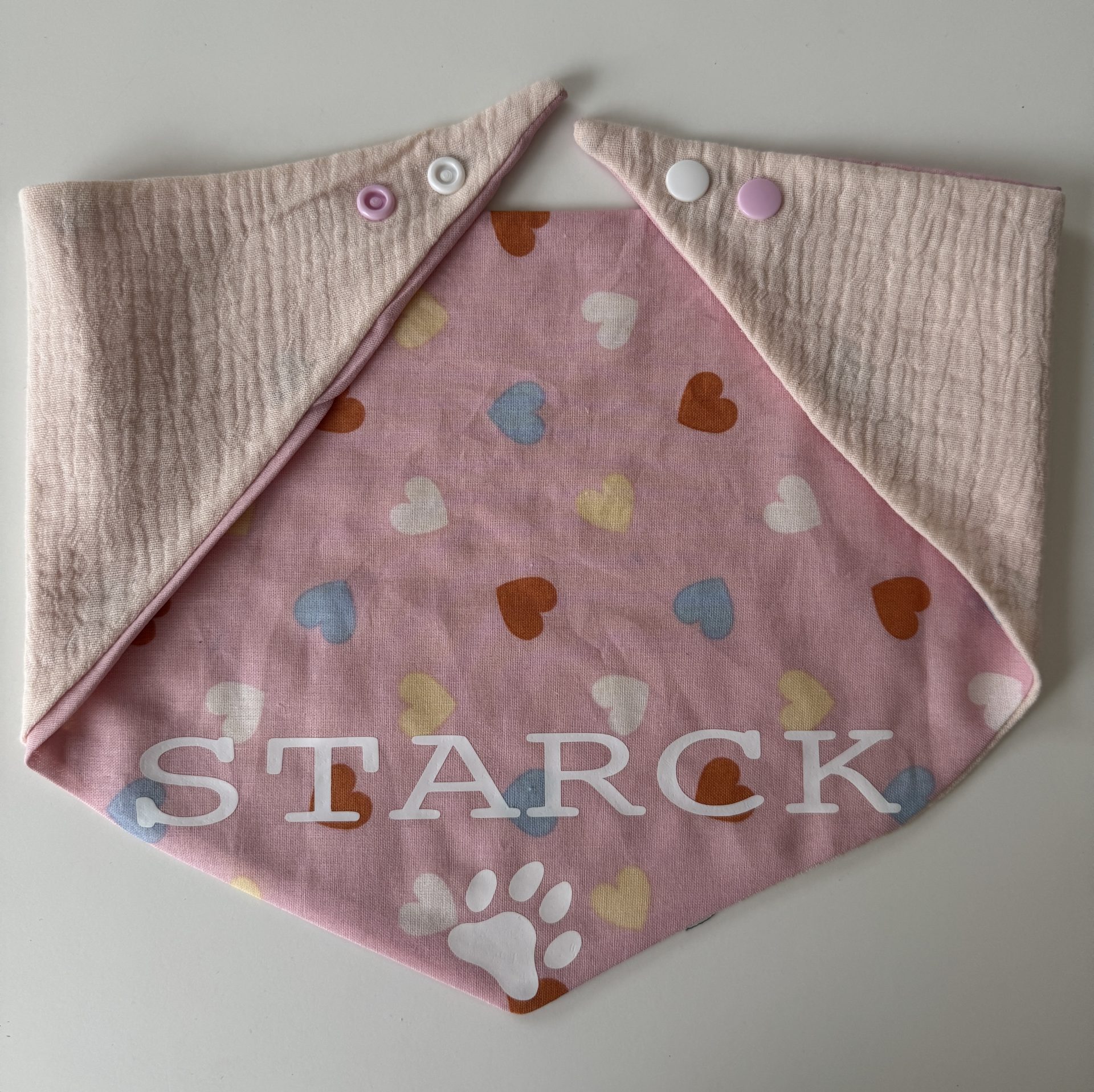 Bandana pour chien en gaze de coton rose motif coeur personnalisable