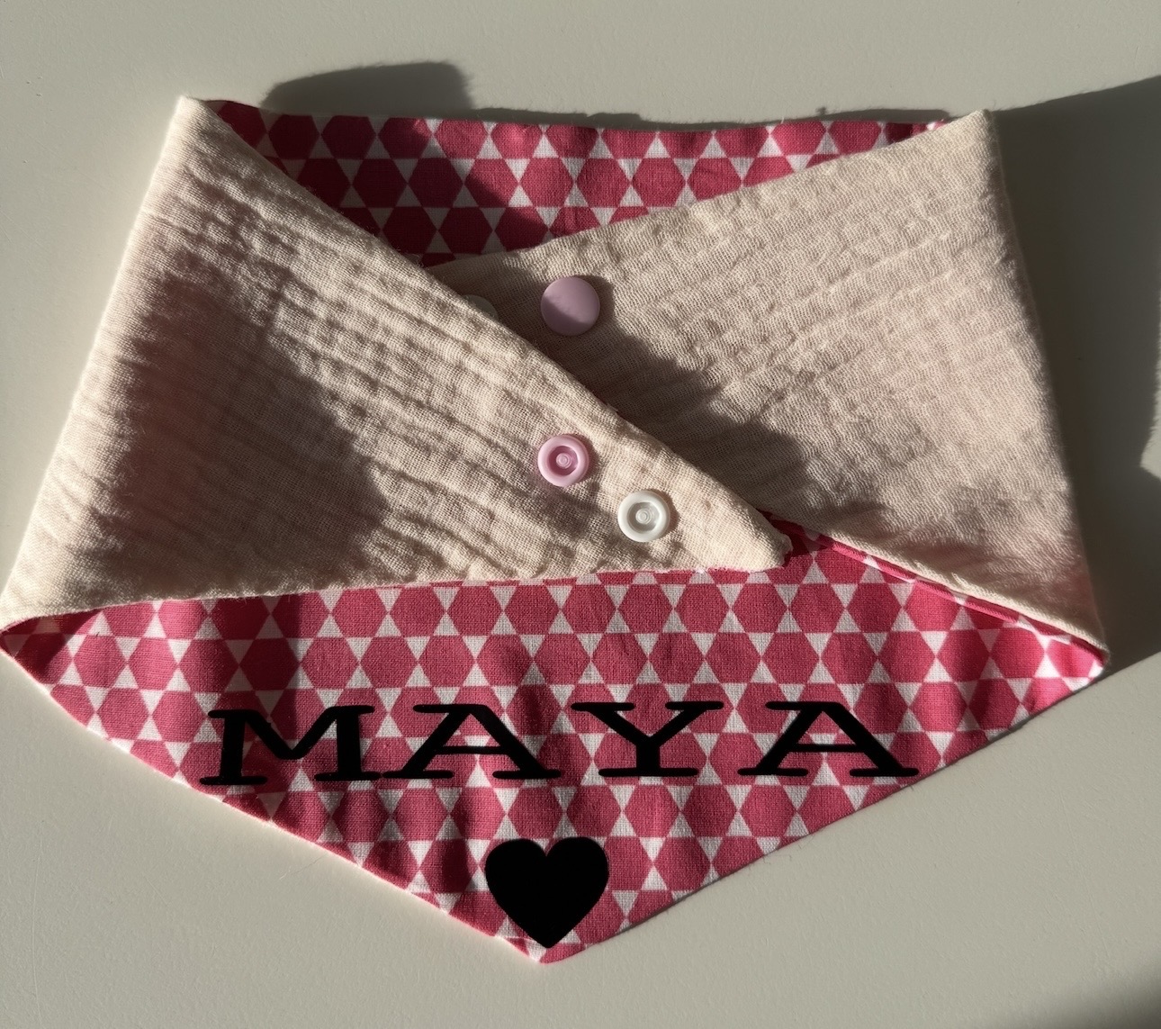 Bandana pour chien en coton et gaze de coton rose et blanc personnalisable – Image 4