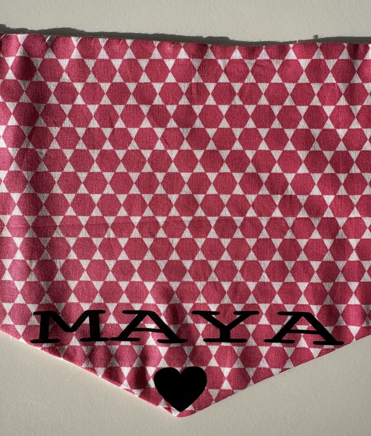 Bandana pour chien en coton et gaze de coton rose et blanc personnalisable – Image 5
