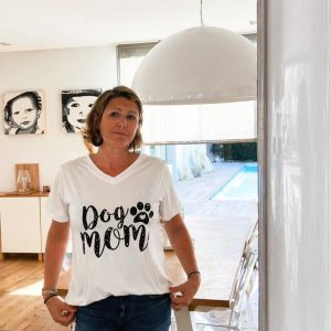 T-shirt Dog Mom Femme Blanc ou Noir personnalisable– T-shirt Chien Tendance Col V du S au XL